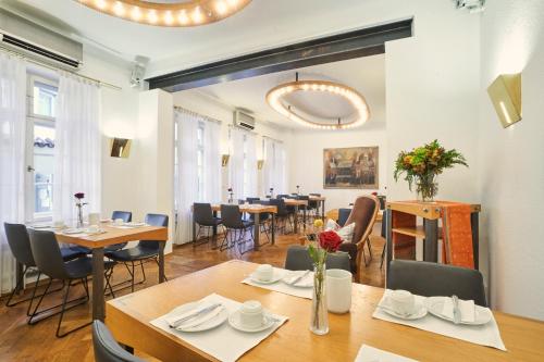 een eetkamer met houten tafels en stoelen bij Hotel Goldener Engel in Speyer