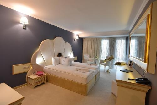 um quarto grande com uma cama grande num quarto em Best Boutique Hotel em Stara Zagora