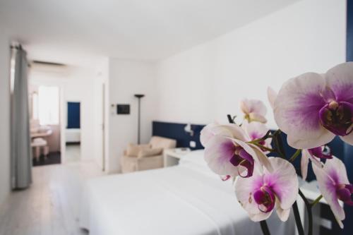 Una habitación con una cama con flores púrpuras. en Casa Fola - City Centre Rooms, en Verona