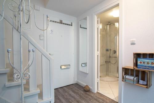 łazienka z kabiną prysznicową obok schodów w obiekcie Molto Sole w mieście Scharbeutz