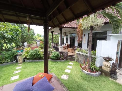 Сад в Khrisna Sunrise Homestay Tulamben