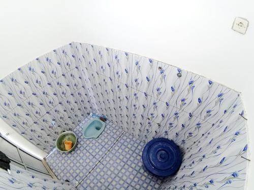 a room with a blue and white patterned wall at Ngadiwinatan Alleyway Guest House Jogja in Yogyakarta