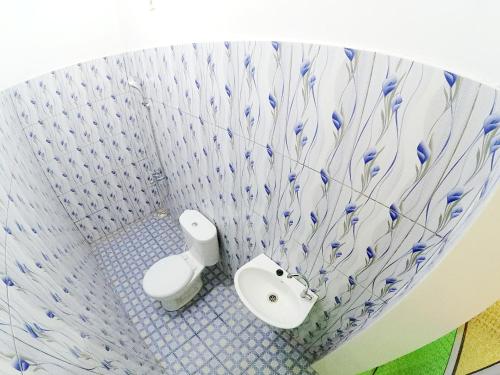a bathroom with a toilet and a bidet at Ngadiwinatan Alleyway Guest House Jogja in Yogyakarta