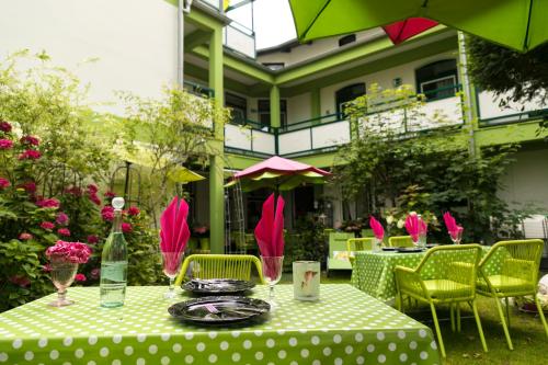 uma mesa com uma toalha de mesa verde e branca com bolinhas em Schifferkrug Hotel & Weinstube em Celle