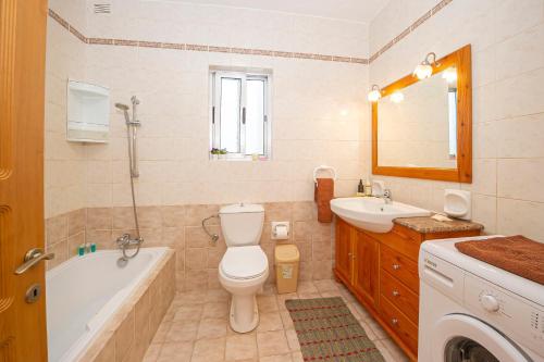 Ein Badezimmer in der Unterkunft Spinola Bay top floor seafront 3 bedroom Apartment with panoramic sea views - by Getawaysmalta