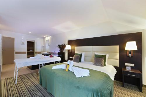 Een bed of bedden in een kamer bij Hotel Charleroi Airport - Van Der Valk