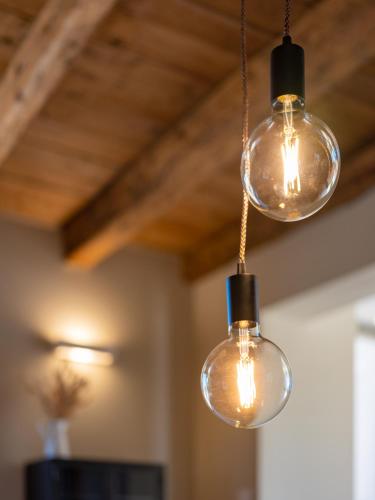 three light bulbs hanging from a ceiling at Casale Tre Gelsi in Cingoli
