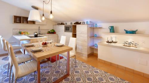 a kitchen and dining room with a table and chairs at Maison Amalia in Sorrento