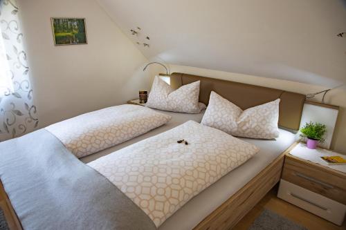 Giường trong phòng chung tại Ferienwohnung an den Grundwiesen