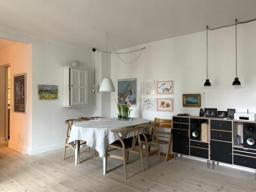 a dining room with a table and chairs at ApartmentInCopenhagen Apartment 547 in Copenhagen