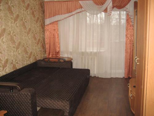 カリーニングラードにあるЛенинский пр-тのベッドルーム(ベッド1台、窓付)