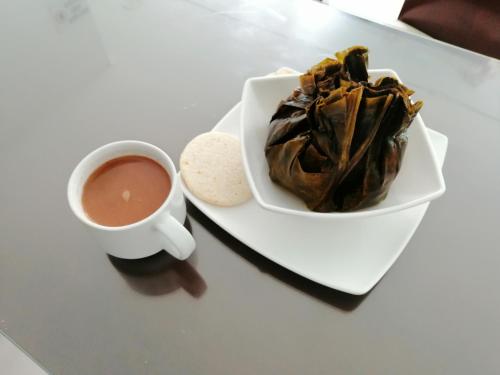 un plato con un tazón de comida y una taza de café en Hotel Ibague Plaza, en Ibagué