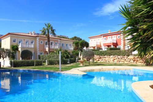 een groot zwembad voor een huis bij Casa El Oasis in Calpe