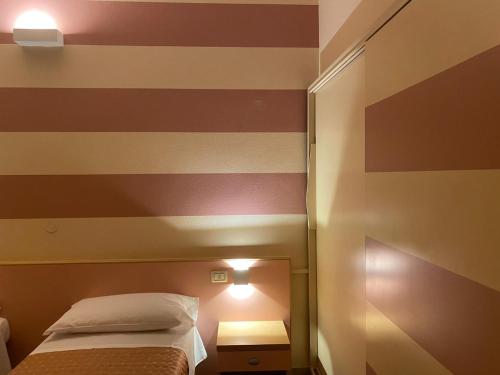 Hotel Savio tesisinde bir odada yatak veya yataklar
