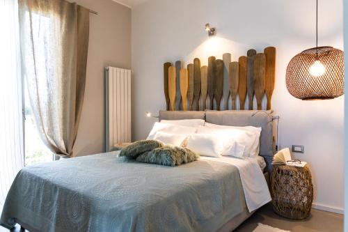 Postel nebo postele na pokoji v ubytování NESOS SUITE by DomuSicily