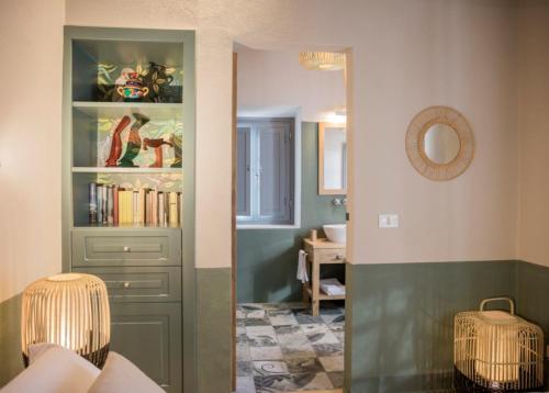 a living room with a book shelf with books at Podere Gonzaga in Pienza