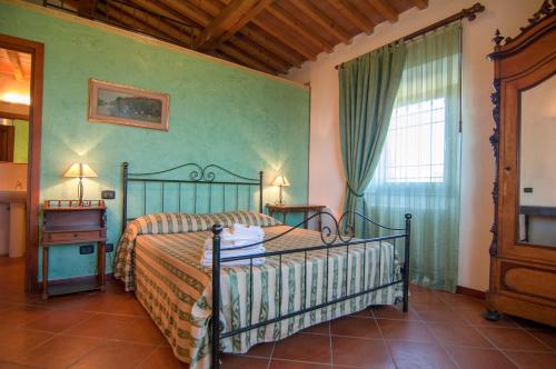 1 dormitorio con cama y ventana en Arpaderba B&B, en Livorno