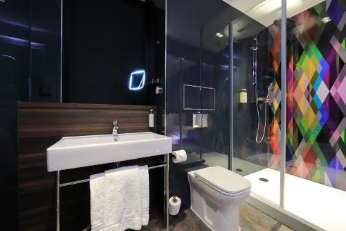 een badkamer met een wastafel, een toilet en een douche bij Village Hotel Southampton Eastleigh in Southampton