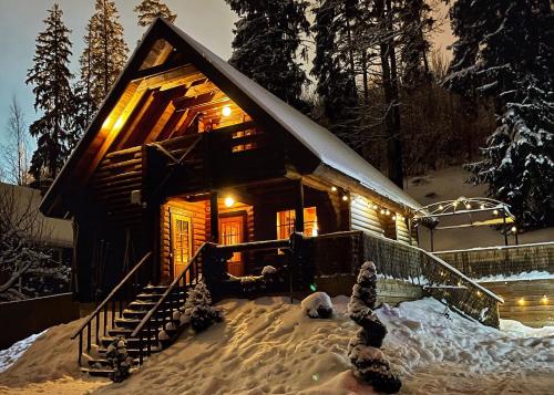 a log cabin in the snow at night at Kelgumäe in Otepää