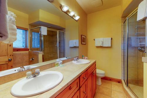 Beautiful East Vail 3 Bedroom Condo w/Hot Tub On shuttle Route.にあるバスルーム