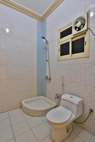 Ein Badezimmer in der Unterkunft البيت الأخضر - شقق مخدومة Green House