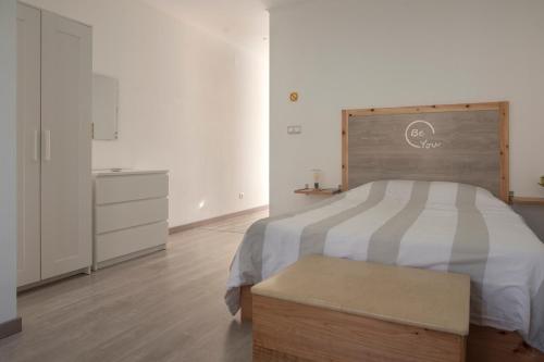 
Uma cama ou camas num quarto em Azorean Stones House AP B, Vila do Porto, Açores
