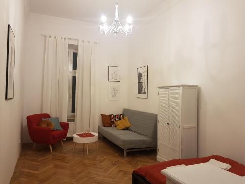 sala de estar con sofá y silla roja en Zakamarki, en Cracovia