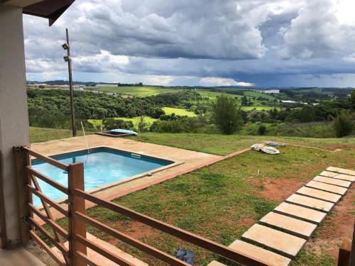 una piscina en un patio con valla en Sitio em Atibaia - Sitio Beija-Flor, en Atibaia