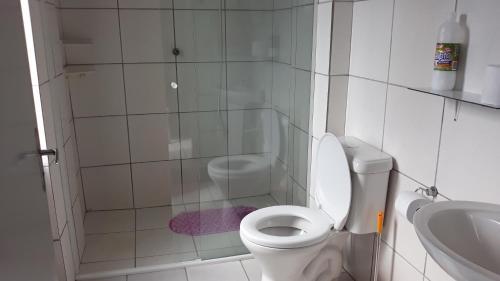 ein kleines Bad mit WC und Waschbecken in der Unterkunft Edificio Belio in Cascavel