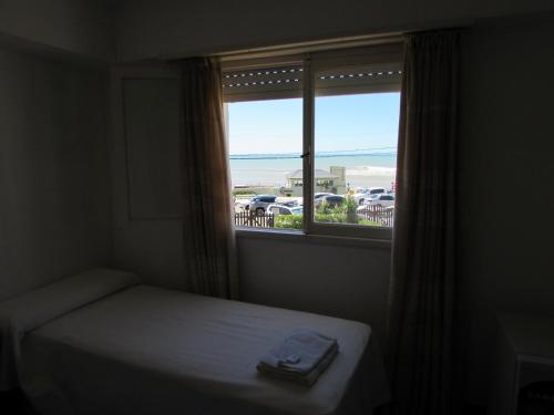 una camera da letto con un letto e una finestra con vista di Hotel Brisas del Mar a Miramar