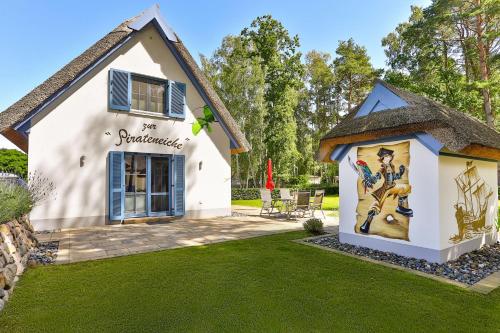 a house with a painting on the side of it at Pirateneiche in Glowe