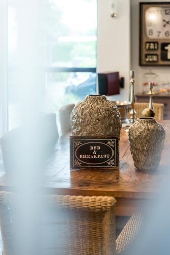a table topped with two jars of rice on a table at Een prachtige en luxueuze vakantiewoning dat is Hof Leskensdaele in Geraardsbergen