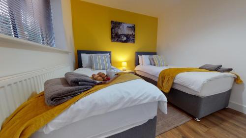 Katil atau katil-katil dalam bilik di Spacious 2 Bedroom Corporate Apartment by Srk Serviced Accommodation