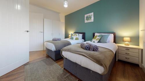Katil atau katil-katil dalam bilik di Spacious 2 Bedroom Corporate Apartment by Srk Serviced Accommodation