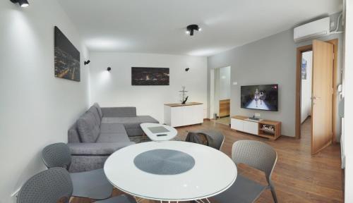 TV a/nebo společenská místnost v ubytování Bibi's Apartments