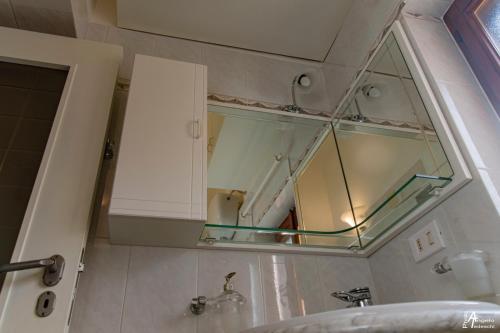 - un miroir au-dessus d'un lavabo dans la salle de bains dans l'établissement M&A, à Casamassima