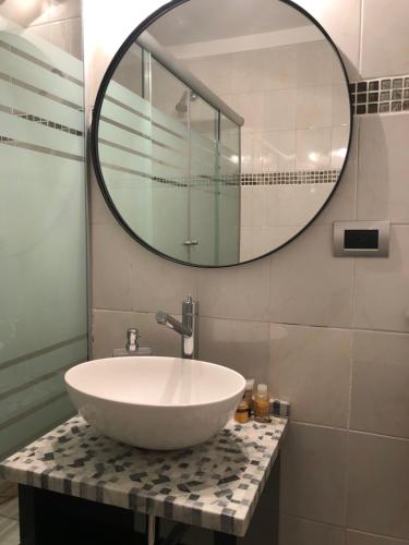 La salle de bains est pourvue d'un lavabo et d'un grand miroir. dans l'établissement Excelente departamento de 2 ambientes en palermo, à Buenos Aires