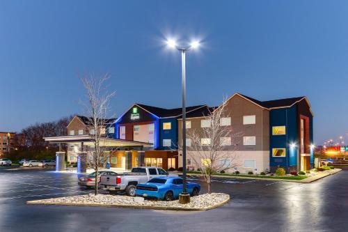 a parking lot in front of a hotel with a street light at Holiday Inn Express - Cincinnati North - Monroe by IHG in Monroe