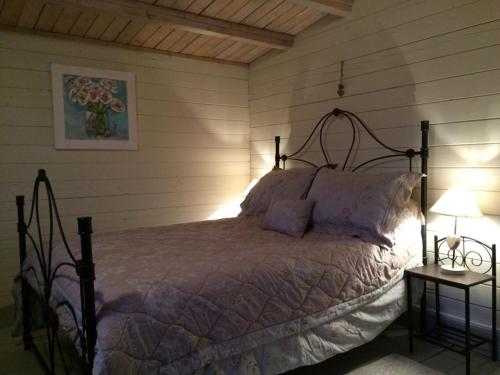 un letto in una stanza con due tavoli e due lampade di CASA DELLA LUCE private pool a Bagnone