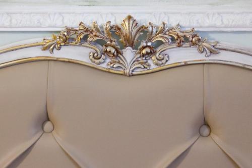 a gold crown on a wall in a room at Hotel Tahiti in Viareggio