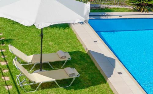 Kolam renang di atau dekat dengan Villa Minos Plaka