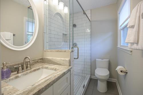 Ένα μπάνιο στο Ranch Style Home & Plenty Of BKYD Space Near KSU
