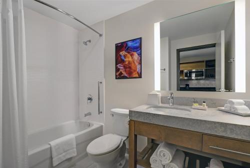 ห้องน้ำของ Candlewood Suites - Kingston West, an IHG Hotel