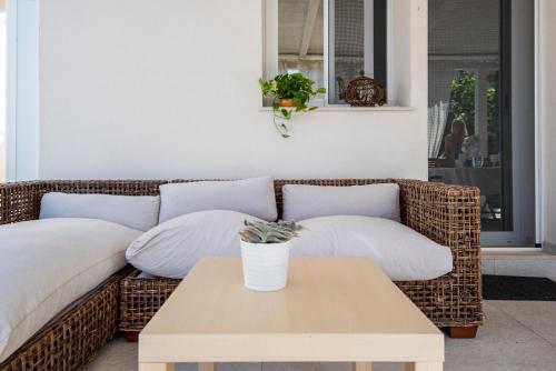 a living room with a couch and a table at Holiday Fontane Bianche Gabriella in Fontane Bianche