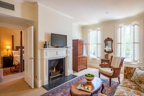 Una sala de estar con chimenea y televisión. en The Willcox, en Aiken
