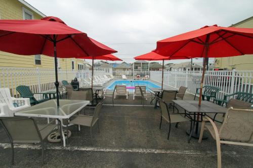 Der Swimmingpool an oder in der Nähe von Dry Dock Motel