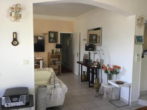 un salon avec un canapé et une table dans l'établissement Villa indépendante climatisée Tiuccia Bord de mer, à Casaglione