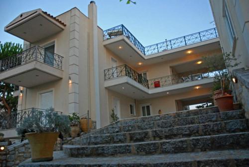 una casa grande con escaleras delante en Areti & Maria Apartments, en Gythio