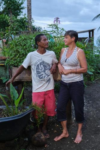 a man and a woman standing next to a fence at Casa Colibrí in Nuquí