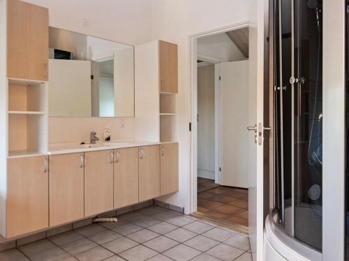 Ванна кімната в Holiday home Ebeltoft XI